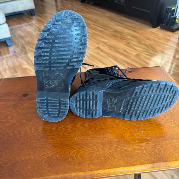 VEGAN 1460 GLOSS LACE UP BOOTS DR MARTENS  SIZE 7 (WOMEN) - Picture 4 of 5